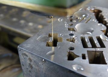 Drahterodierter Stempelklotz für ein Biegewerkzeug