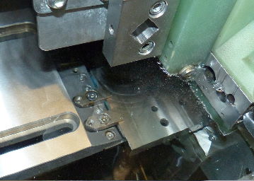 AGIE-Drahterodiermaschine beim Schneiden eines Werkzeugteils